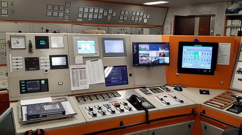 46_Engine-control-room