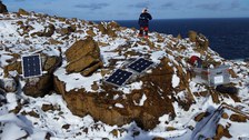 Beim Aufbau der GPS Station Gibbs Island
