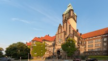 Gebäudeansicht des Schuhmann-Baus vor blauem Himmel