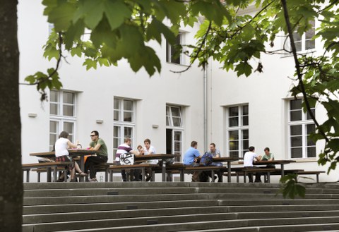 Ansicht der Außenterasse der Alten Mensa, Studierende verbringen gerade ihre Mittagspause