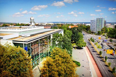 Luftaufnahme vom Hörsaalzentrum (links) und Panorama der Dresdner Südvorstadt