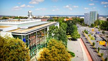 Luftaufnahme vom Hörsaalzentrum (links) und Panorama der Dresdner Südvorstadt
