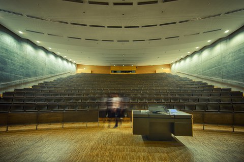 leere Hörsaal im Hörsaalzentrum aus der Perspektive des Dozierenden