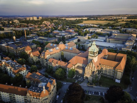 Luftaufnahme des Hauptcampus der TU Dresden in der Südvorstadt. Zu sehen sind zum Beispiel die Gebäude des Georg-Schuhmann-Baus, Hülße-Baus, Tillich-Baus, Von-Mises-Baus, Merkel-Baus, Zeuner-Baus, Berndt-Baus und weitere