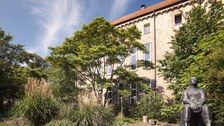 Üppig bepflanzte, kleine Parkanlage vor dem Hülße-Bau