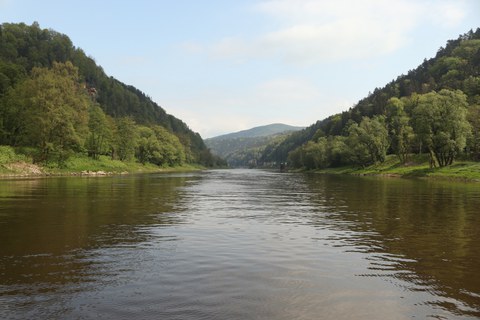 Blick auf die Elbe von der Flussmitte mit sächsischer Schweiz im Hintergrund