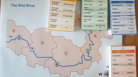 Spielplan (Landkarte mit Flussabschnitten) und 4 Stapel Spielkarten