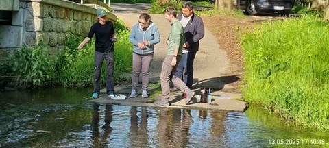 4 Personen am Wasser