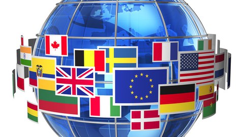 Globus mit einigen Flaggen
