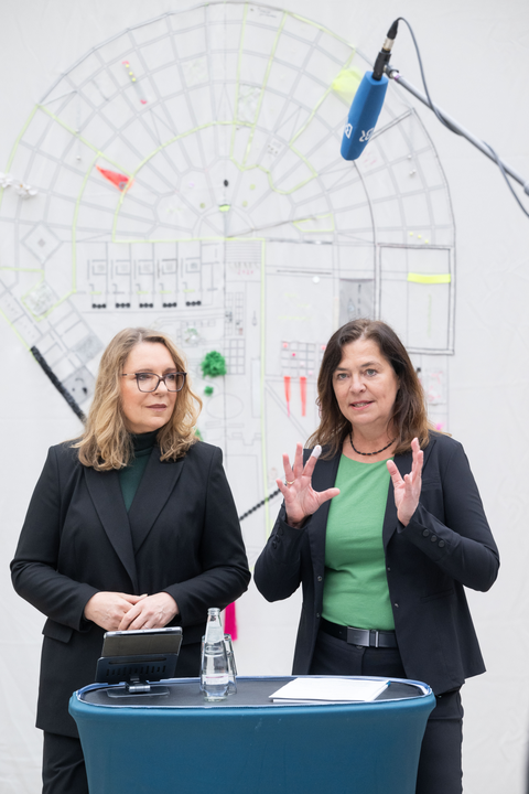 Professor Claudia Kemfert and Professor Christina Dornack (both from the SRU) during the panel discussion on the topic