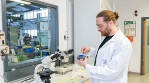 Chemiker im Mikroskoplabor