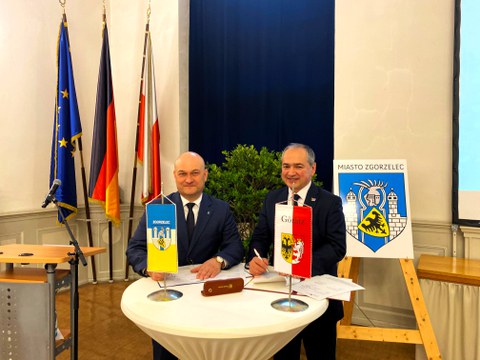 Die Bürgermeister von Görlitz und Zgorzelec, Herr Ursu und Herr Gronicz, unterzeichnen die Projektpartnerschaftsvereinbarung