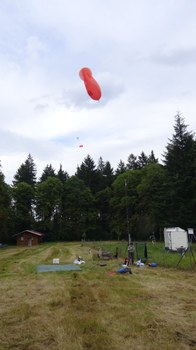 Ballon auf dem Messfeld Wildacker, rechts SODAR des DWD