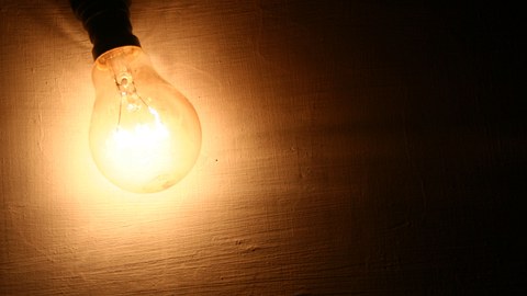 Idee dargestellt auf aufgeleuchtete Glühlampe