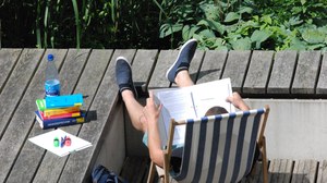 Lernen im Innenhof des Chemie-Baus