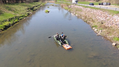 Befahrung eines flachen Abschnittes der Freiberger Mulde unweit der Stadt Roßwein