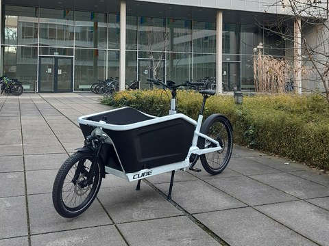 Foto des Lastenfahrrads im Innenhof