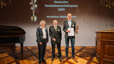 Der diesjährige Preisträger Prof. Dr. Ernst van der Maaten (rechts im Bild) wurde geehrt von der Rektorin der Universität Freiburg, Prof. Dr. Kerstin Krieglstein, und dem Stifter und Vorstandsvorsitzenden der Eva Mayr-Stihl Stiftung, Robert Mayr.