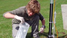 Messung beim Feldpraktikum Hydrologie