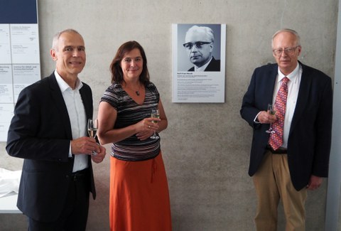 Prof. Krebs, Prof. Dornack, Prof. Liedl an der Gedenktafel des Namensgebers 