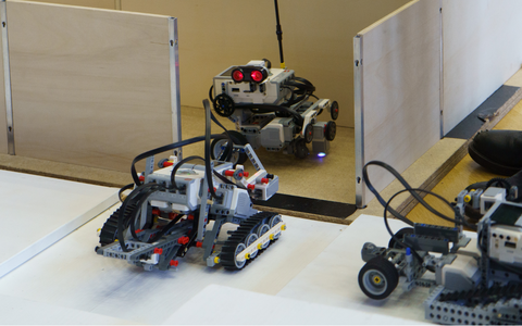 Lego Mindstorms EV3 Roboter am Eingang zum Labyrinth