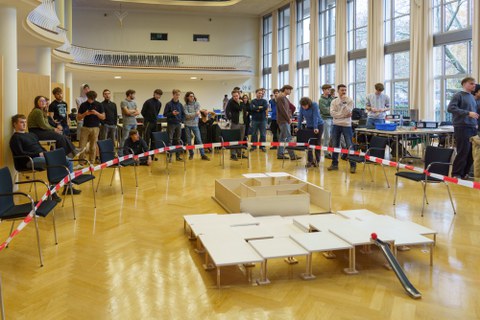 Studenten beobachten den Staffelwettbewerb