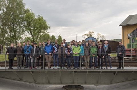 Gruppenfoto auf der Drehscheibe in Schirnding