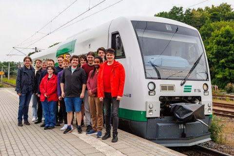 Gruppenfoto vor einem Regioshuttle der Vogtlandbahn, welches die Exkursionsgruppe auf den Betriebshof der Länderbahn fuhr