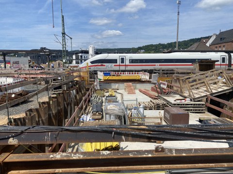 Ein ICE durchfährt die Baustelle im Bahnhof Gelnhausen, wo unter rollendem Rad gebaut wird.