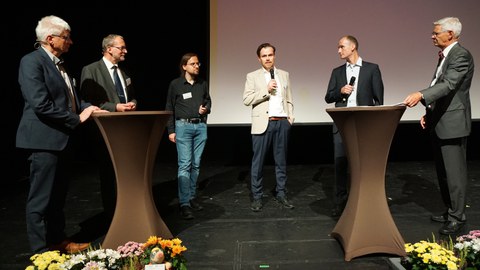 Fünf Diskutanten auf der Bühne