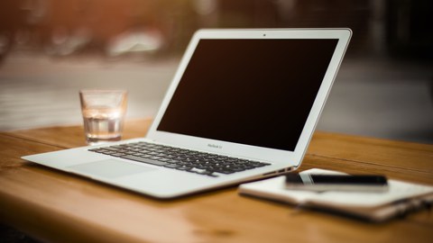 Notebook auf Schreibtisch