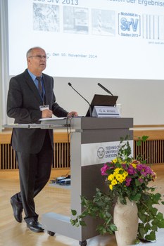 Das Foto zeigt Herrn Prof. Ahrens am Rednerpult stehend.