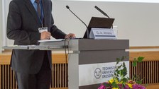Das Foto zeigt Herrn Prof. Ahrens am Rednerpult stehend.