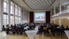 Das Foto zeigt den voll besetzten Saal der Abschlusskonferenz des SrV 2013 während eines Vortrages.