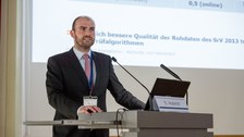 Das Foto zeigt Herrn Hubrich am Rednerpult stehend.