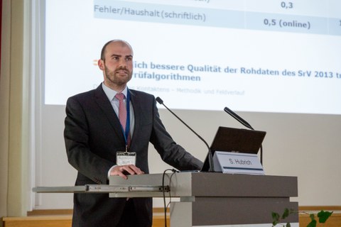 Das Foto zeigt Herrn Hubrich am Rednerpult stehend.