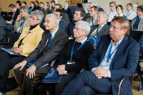 Das Foto zeigt ausgewählte Gäste der Abschlusskonferenz des SrV 2013 während eines Vortrages.