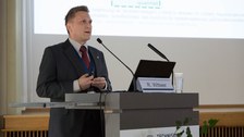 Das Foto zeigt Herrn Dr. Wittwer am Rednerpult stehend.