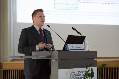 Das Foto zeigt Herrn Dr. Wittwer am Rednerpult stehend.