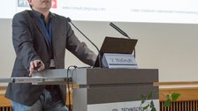 Das Foto zeigt Herrn Dr. Waßmuth am Rednerpult stehend.