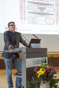 Das Foto zeigt Herrn Dr. Waßmuth am Rednerpult stehend.