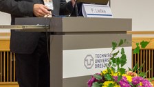 Das Foto zeigt Herrn Dr. Ließke am Rednerpult stehend.