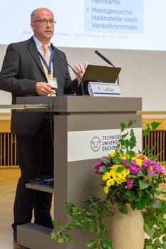 Das Foto zeigt Herrn Dr. Ließke am Rednerpult stehend.