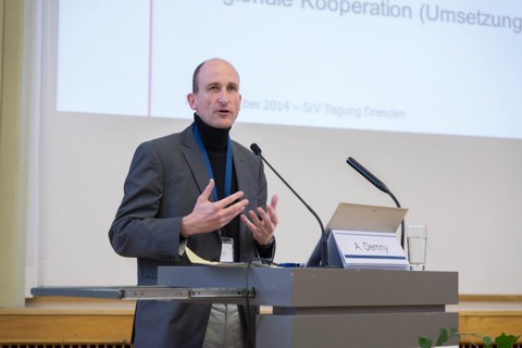 Das Foto zeigt Herrn Demny am Rednerpult stehend.