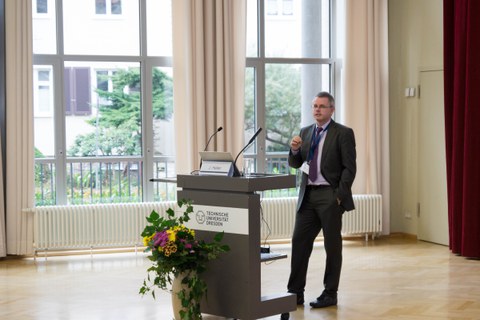 Das Foto zeigt Herrn Heller am Rednerpult stehend.