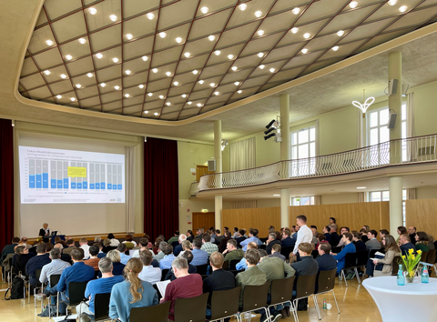 Das Foto zeigt den Dülfersaal während der Veranstaltung.