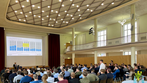Das Foto zeigt den Saal während der Veranstaltung.