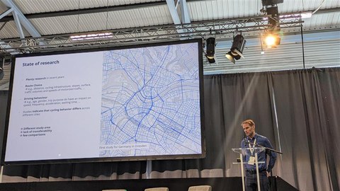 Mann hält Rede vor Präsentation