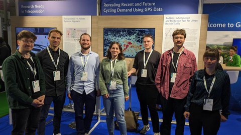 Team VÖko vor Messestand