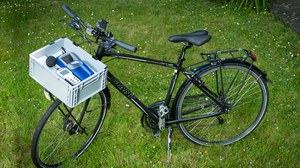 Messfahrrad auf grüner Wiese